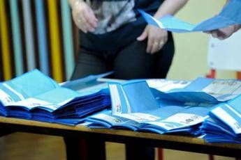 Sondaggio politico, Fratelli d'Italia stabile e Pd cala. M5S su, Vannacci scende Sondaggio politico, Fratelli d'Italia stabile e Pd cala. M5S su, Vannacci scende