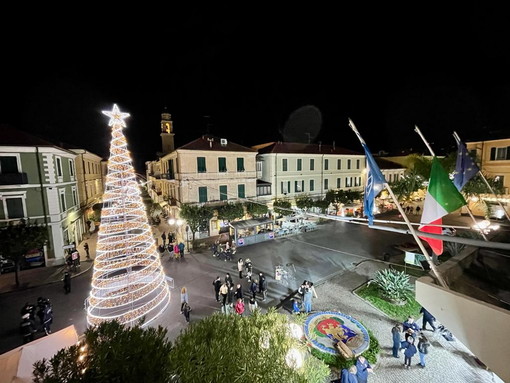 Diano Marina si prepara ad accendere le luminarie natalizie, il Comune investe 36 mila euro Diano Marina si prepara ad accendere le luminarie natalizie, il Comune investe 36 mila euro
