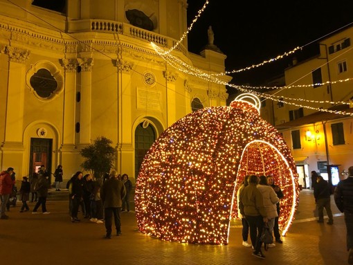 “Imperia s'illumina con Te”, torna il concorso natalizio rivolto a cittadini e commercianti “Imperia s'illumina con Te”, torna il concorso natalizio rivolto a cittadini e commercianti