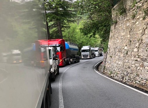 Pornassio, mezzo pesante in avaria sulla Statale 28: chiusa al traffico in entrambe le direzioni Pornassio, mezzo pesante in avaria sulla Statale 28: chiusa al traffico in entrambe le direzioni