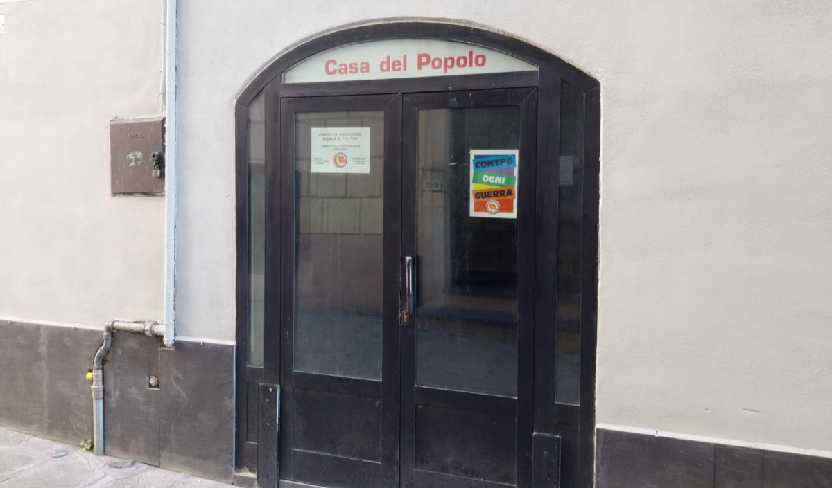 Imperia, venti insegnanti volontari e oltre cinquanta alunni alla Casa del Popolo: un corso di italiano per migranti