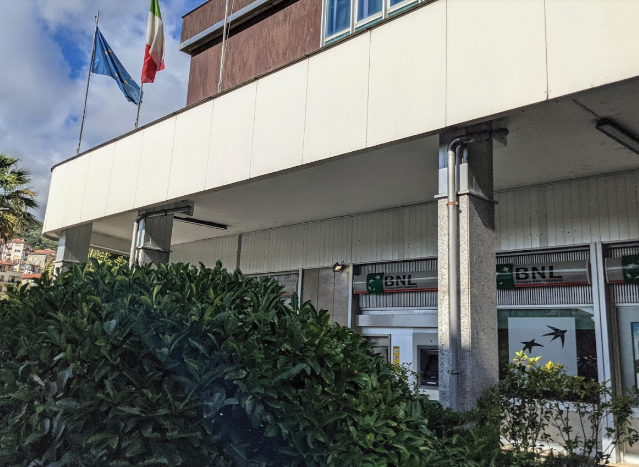 Tentano di rubargli il bancomat allo sportello, imperiese mette in fuga due uomini e chiama i carabinieri