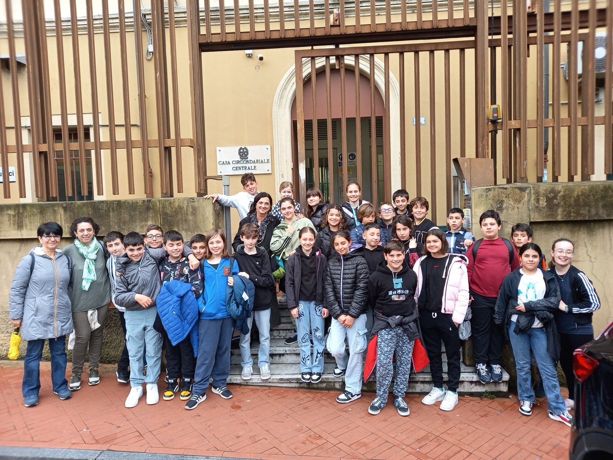 Gli alunni di San Lorenzo al Mare visitano il carcere di Imperia e donano segnalibri ai detenuti Gli alunni di San Lorenzo al Mare visitano il carcere di Imperia e donano segnalibri ai detenuti