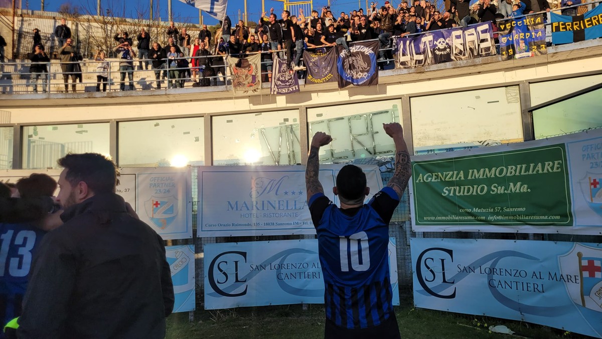 Costantini esulta sotto il settore ospiti del Comunale, il derby e nerazzurro (Foto Flammia)