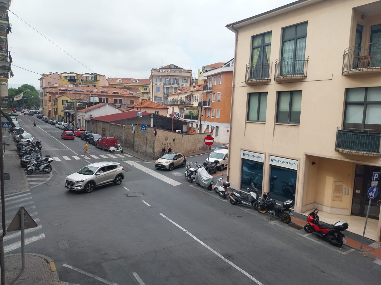 Cassonetti Iseco e ciclabile ‘a pettine’, scoppia la polemica in consiglio. Sardi: “Zona pericolosa, scelta incomprensibile” – Lavocediimperia.it Cassonetti Iseco e ciclabile ‘a pettine’, scoppia la polemica in consiglio. Sardi: “Zona pericolosa, scelta incomprensibile” – Lavocediimperia.it