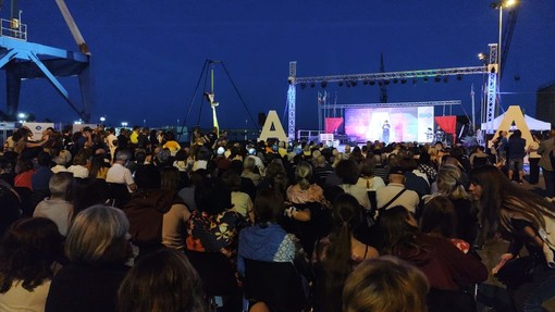 "Musica Sotto le Gru", in Banchina Aicardi undici serate sotto le stelle "Musica Sotto le Gru", in Banchina Aicardi undici serate sotto le stelle