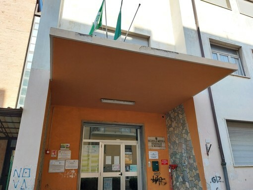 Scuole al gelo a Diano Marina: bambini costretti a seguire le lezioni al freddo Scuole al gelo a Diano Marina: bambini costretti a seguire le lezioni al freddo