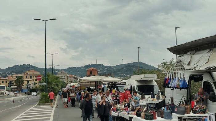 LA TRADIZIONE. Sul Lungomare Vespucci tornano le bancarelle della Fiera dell’Angelo LA TRADIZIONE. Sul Lungomare Vespucci tornano le bancarelle della Fiera dell’Angelo