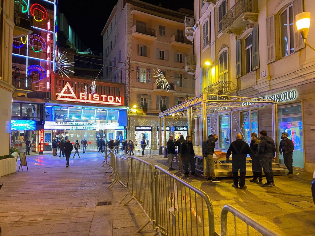 Il Glass Box davanti al teatro Ariston
