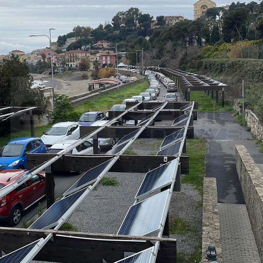 Tutti in coda per farsi un tampone al centro drive di Bussana. Lunghe attese anche a Imperia e Ventimiglia (Foto) Tutti in coda per farsi un tampone al centro drive di Bussana. Lunghe attese anche a Imperia e Ventimiglia (Foto)