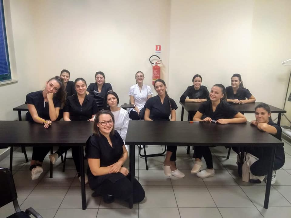 Ecco le tredici nuove estetiste che hanno superato gli esami di specializzazione estetica all'Accademia Formativa Ecco le tredici nuove estetiste che hanno superato gli esami di specializzazione estetica all'Accademia Formativa
