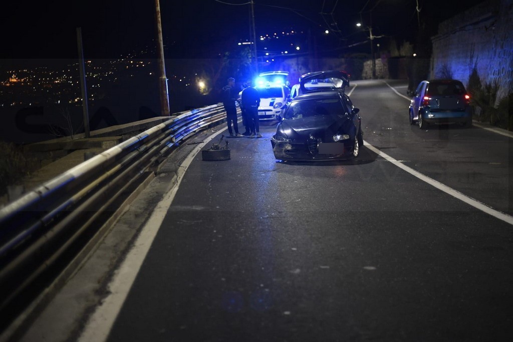 Sanremo: perde il controllo dell'auto e finisce contro il guard-rail, si stacca una ruota ma non c'è nessun ferito (Foto) Sanremo: perde il controllo dell'auto e finisce contro il guard-rail, si stacca una ruota ma non c'è nessun ferito (Foto)