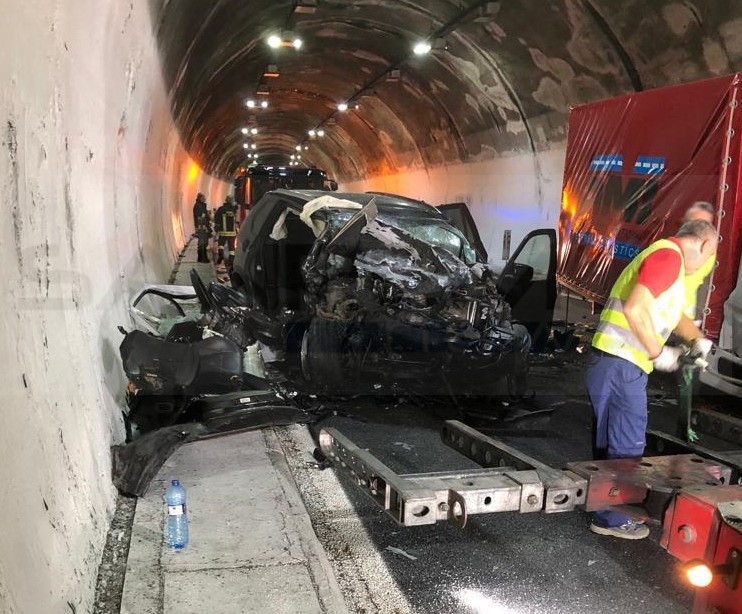 Incidente mortale sull'autostrada: nella notte scontro tra due mezzi tra Sanremo e Arma di Taggia (Foto) Incidente mortale sull'autostrada: nella notte scontro tra due mezzi tra Sanremo e Arma di Taggia (Foto)