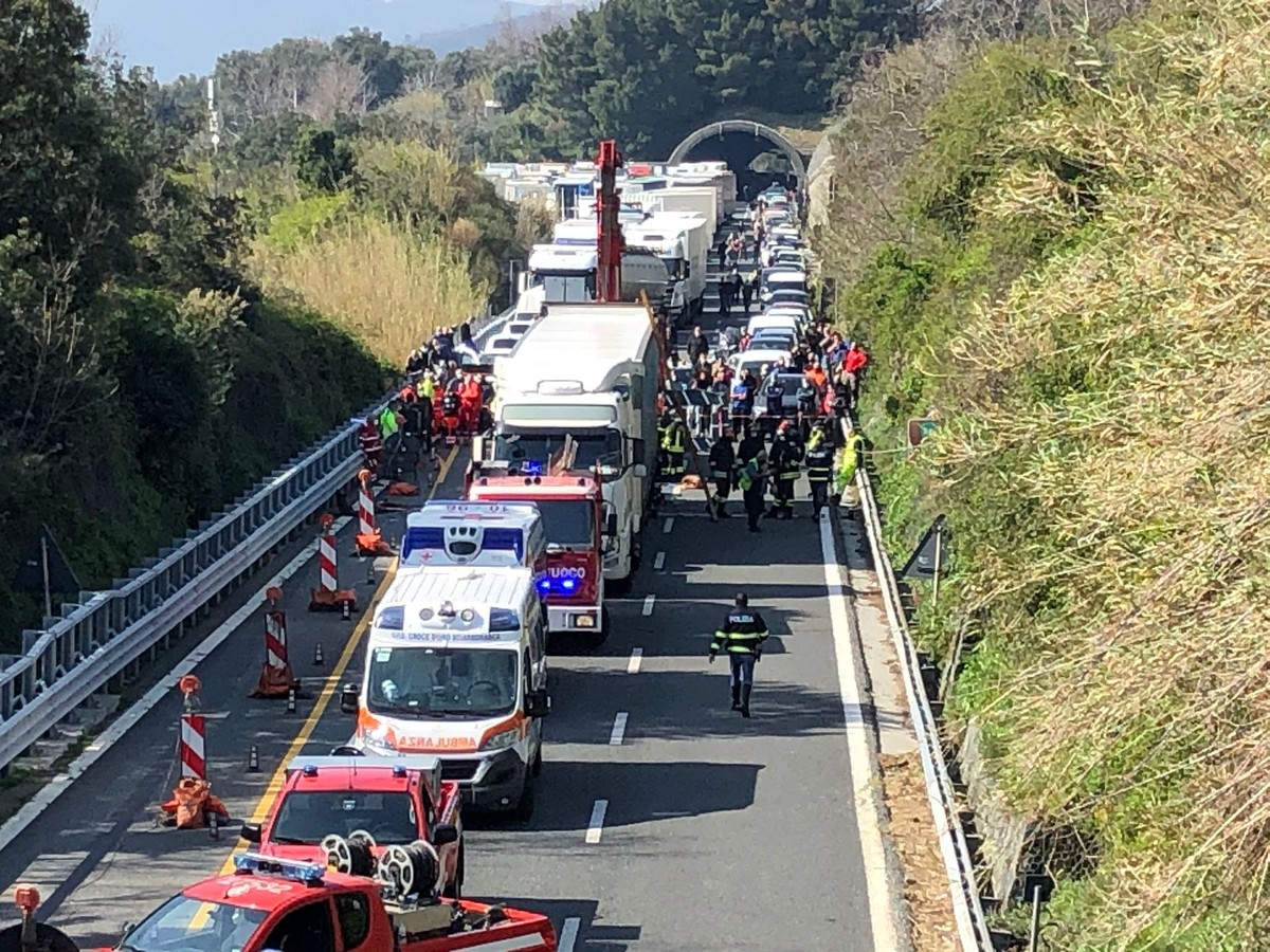 Riaperta alle 14 l'autostrada A10 tra Arenzano e Voltri dopo l'incidente mortale di questa mattina Riaperta alle 14 l'autostrada A10 tra Arenzano e Voltri dopo l'incidente mortale di questa mattina