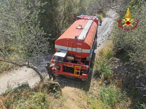 Uno dei tanti interventi dei Vigili del Fuoco nell'entroterra Uno dei tanti interventi dei Vigili del Fuoco nell'entroterra