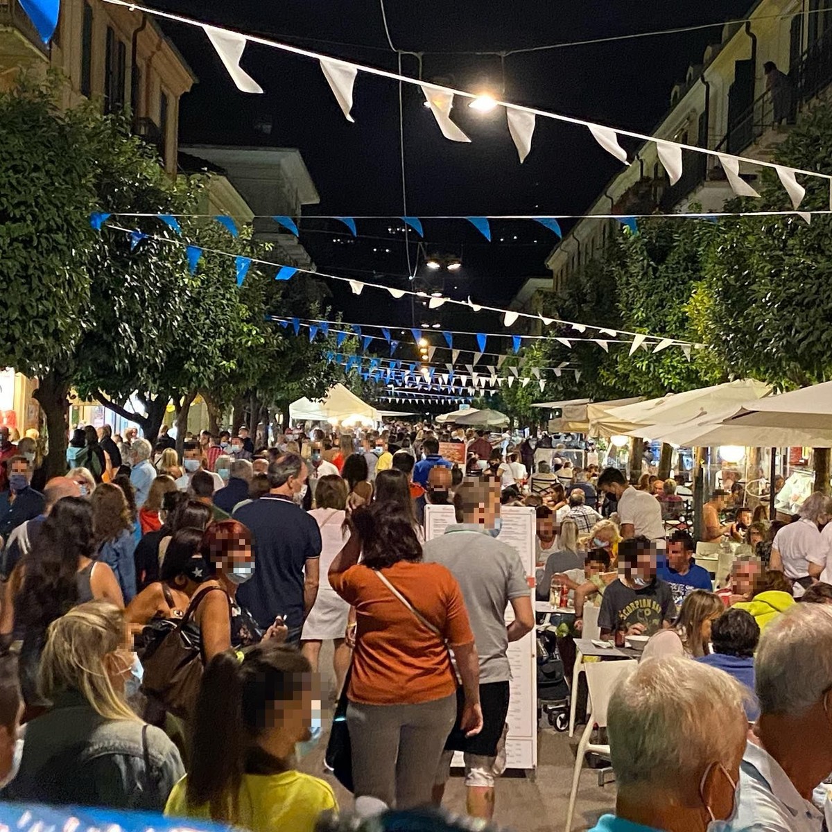Diano Marina, una foto in centro durante la notte bianca accende la polemica sul rispetto delle norme anticovid Diano Marina, una foto in centro durante la notte bianca accende la polemica sul rispetto delle norme anticovid