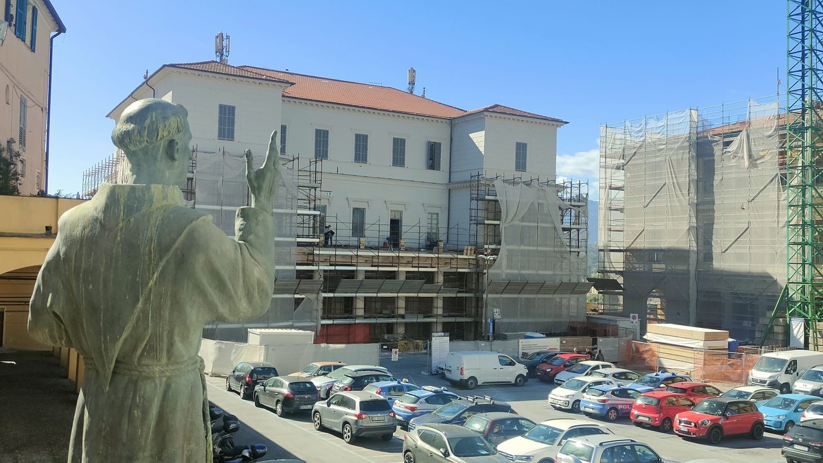 Imperia, si squarcia il velo sulla nuova facciata del Polivalente in piazza del Duomo Imperia, si squarcia il velo sulla nuova facciata del Polivalente in piazza del Duomo