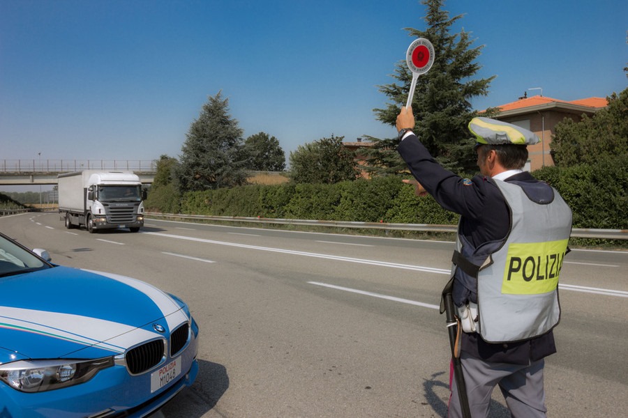 A10, migranti trovati su un camion in un'area di servizio: tre con la febbre, un quarto è scappato nella boscaglia A10, migranti trovati su un camion in un'area di servizio: tre con la febbre, un quarto è scappato nella boscaglia