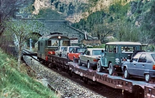 Una foto del 1987, quando le auto venivano trasportate su navette lungo la ferrovia Cuneo-Nizza Una foto del 1987, quando le auto venivano trasportate su navette lungo la ferrovia Cuneo-Nizza