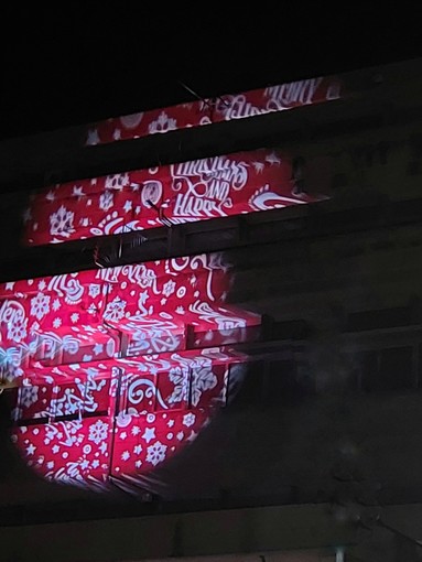 Imperia, per Natale si illumina la facciata del 'Ruffini': collaborazione tra l'istituto e Fiorenzo Runco del Videofestival