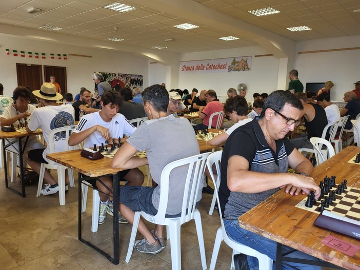 Cipressa, l'imperiese Paolo Formento vince il 1° torneo di scacchi semilampo “La Torre scende in piazza” (Foto)