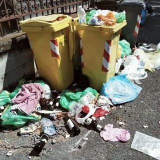 Emergenza degrado in via Nizza a Imperia, il parcheggio pubblico è ormai una discarica a cielo aperto