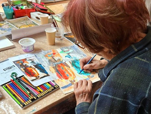 “Poesia del Colore”: l’arte degli allievi dei corsi della Biblioteca Civica in mostra al Centro Incontro di San Bartolomeo al Mare