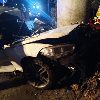 Schianto nella notte contro pilone dell’ex ferrovia a San Lorenzo al Mare, morti due giovani (foto)