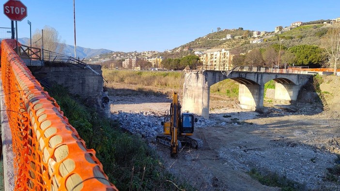 Imperia, abbattuta la prima arcata del vecchio ponte dei Piani