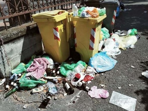 Emergenza degrado in via Nizza a Imperia, il parcheggio pubblico è ormai una discarica a cielo aperto Emergenza degrado in via Nizza a Imperia, il parcheggio pubblico è ormai una discarica a cielo aperto