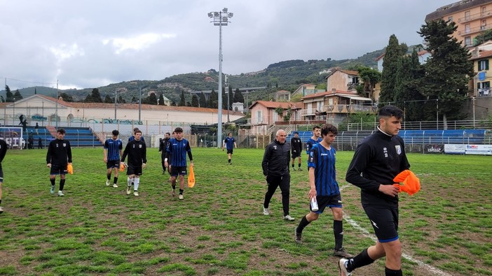 Calcio. Serie D, il Bra vince il campionato al "Ciccione": per l'Imperia decisivi gli ultimi scontri diretti Calcio. Serie D, il Bra vince il campionato al "Ciccione": per l'Imperia decisivi gli ultimi scontri diretti