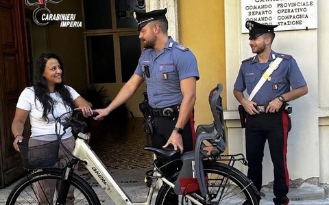 Ruba una bici elettrica in piazza Dante: denunciato 36enne