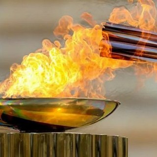 La Fiamma Olimpica arriva a Imperia, in Riviera si respira l’aria di Milano-Cortina