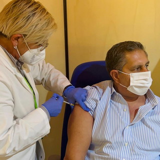 Covid, quarta dose per il presidente di Regione Liguria Giovanni Toti: “Vaccinatevi per evitare che il covid torni a far male”