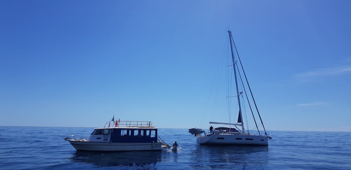 Imbarcazione alla deriva al largo di Ventimiglia, interviene la guardia costiera (video) Imbarcazione alla deriva al largo di Ventimiglia, interviene la guardia costiera (video)