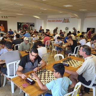 Cipressa, l'imperiese Paolo Formento vince il 1° torneo di scacchi semilampo “La Torre scende in piazza” (Foto)