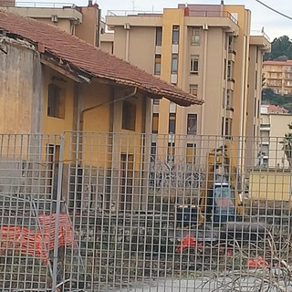 Imperia, ruspe al lavoro presso l’ex scalo merci di Oneglia (foto e video)