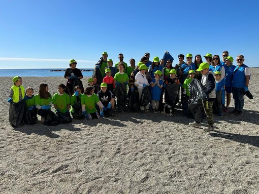 Ripuliamo le spiagge, iniziativa ambientalista di Comune e Fidas Imperia a San Bartolomeo (foto)
