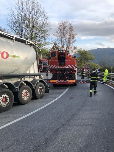 Pornassio, tir bloccato fra i tornanti della 28: servono i vigili del fuoco per liberare la strada (foto) Pornassio, tir bloccato fra i tornanti della 28: servono i vigili del fuoco per liberare la strada (foto)