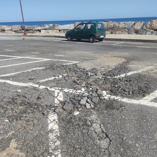 Imperia, buche e asfalto sconnesso in largo Gramondo pericoli per auto e moto (foto)