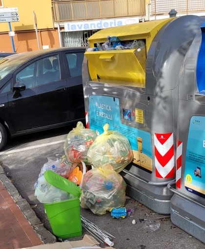 A Diano Marina situazione rifiuti ingovernabile: cassonetti strapieni e maleodoranti (foto)