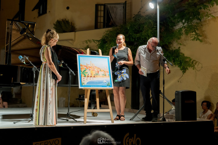 Il Festival Internazionale di Musica da Camera ha il suo foulard di seta sostenibile (foto) Il Festival Internazionale di Musica da Camera ha il suo foulard di seta sostenibile (foto)