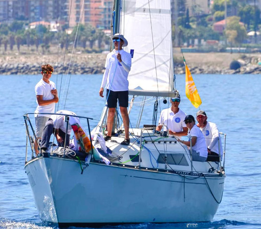 VERSO LE VELE D'EPOCA. 20 anni in mare, la vita fuori dal tempo di White Pepper e del suo giovane equipaggio VERSO LE VELE D'EPOCA. 20 anni in mare, la vita fuori dal tempo di White Pepper e del suo giovane equipaggio