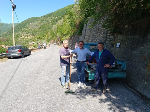Grande attenzione all’ambiente, il sindaco Adorno volontario a Rezzo Grande attenzione all’ambiente, il sindaco Adorno volontario a Rezzo