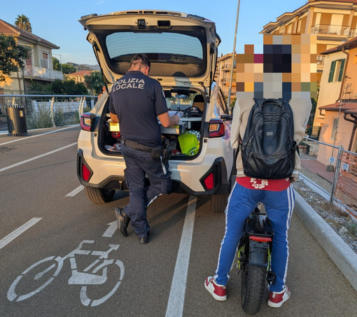 Biciclette elettriche irregolari, giro di vite della polizia locale a Diano Marina Biciclette elettriche irregolari, giro di vite della polizia locale a Diano Marina