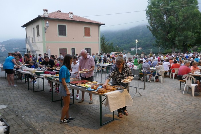 "Tovo ci mette la piazza e voi il cibo...", un successo la cena di condivisione (foto)