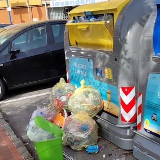 A Diano Marina situazione rifiuti ingovernabile: cassonetti strapieni e maleodoranti (foto)