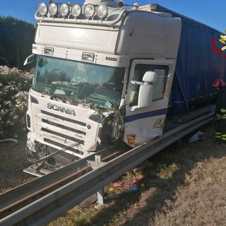 Camion va fuoristrada in A10 e finisce in un'aiuola spartitraffico all'altezza del parcheggio Gorleri, intervento dei vigili del fuoco Camion va fuoristrada in A10 e finisce in un'aiuola spartitraffico all'altezza del parcheggio Gorleri, intervento dei vigili del fuoco