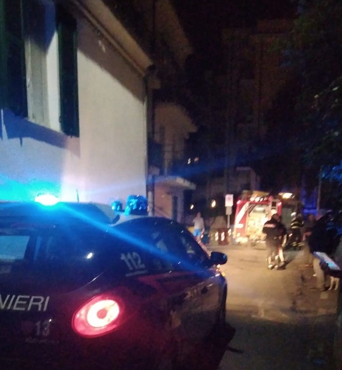 Imperia, frigorifero in fiamme in un appartamento di via Paoletti: intervento di Vvf e Carabinieri (Foto)