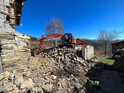 Mendatica, dopo la sospensione per i mesi invernali sono ripresi i lavori di realizzazione del nuovo punto ristoro a Valcona Soprana (foto) Mendatica, dopo la sospensione per i mesi invernali sono ripresi i lavori di realizzazione del nuovo punto ristoro a Valcona Soprana (foto)